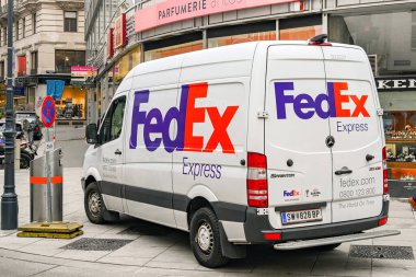 Viyana, Avusturya - Kasım 2019: Viyana şehir merkezindeki dükkanlara hisse senedi dağıtırken Fed Ex karavanı sokağa park etti