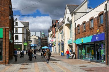 Merthyr Tydfil, Galler - Mayıs 2021: Merthyr Tydfil şehir merkezinin ana caddesindeki insanlar