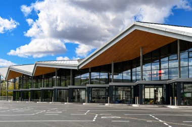 Merthyr Tydfil, Galler - Mayıs 2021: Merthyr Tydfil şehir merkezindeki yeni otobüs durağının dış görünümü.