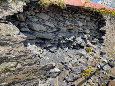 Yıkılan bir okulun etrafındaki eski duvar. Kimse yok..