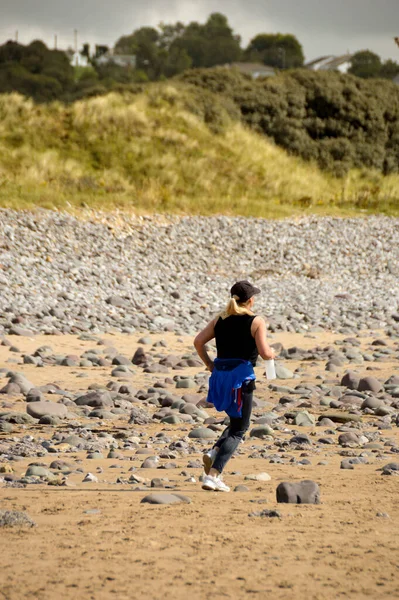Porthcawl Galles Agosto 2017 Person Jogging Beach Newton Bay Porthcawl — Foto Stock