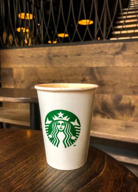 Cardiff, Wales - Mart 2018: Bir Starbucks çiftliği içindeki bir masada tek kullanımlık kağıt bardak.