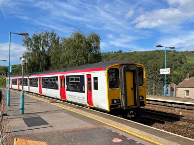 Treforest, Wales - Haziran 2021: Cardiff 'ten Güney Galler' e giden tren Treforest tren istasyonu