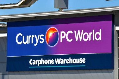 Merthyr Tydfil, Galler - Nisan 2018: Currys PC Dünya perakende mağazaları zincirinin bir şubesinin girişinin üstünü imzalayın