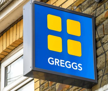 Llantrisant, Wales - Mayıs 2018: Fırın zinciri Greggs 'in bir şubesinin önünü imzalayın