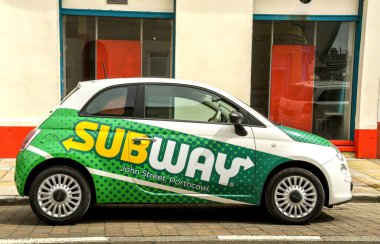 Porthcawl, Galler - Haziran 2018: Yerel bir mağazayı desteklemek için Subway fast food zincirinin renklerine boyanmış küçük bir araba