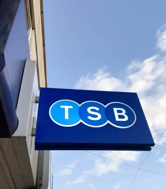 Cardiff, Wales - Ocak 2018: TSB bankasının bir şubesinin önünde imza