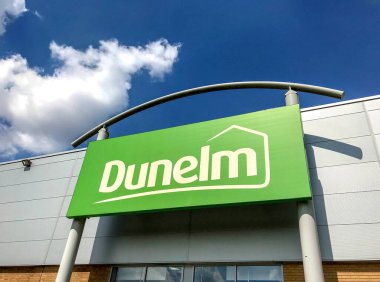 Pontypridd, Galler - Temmuz 2018: Dunelm 'in bir şubesinin girişinin üzerindeki büyük işaret