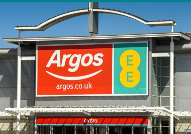 Merthyr Tydfil, Galler - Nisan 2018: Argos perakende mağaza zincirinin bir şubesinin girişinin üstünü imzalayın. İş yeri artık Sainsbury 'nin..