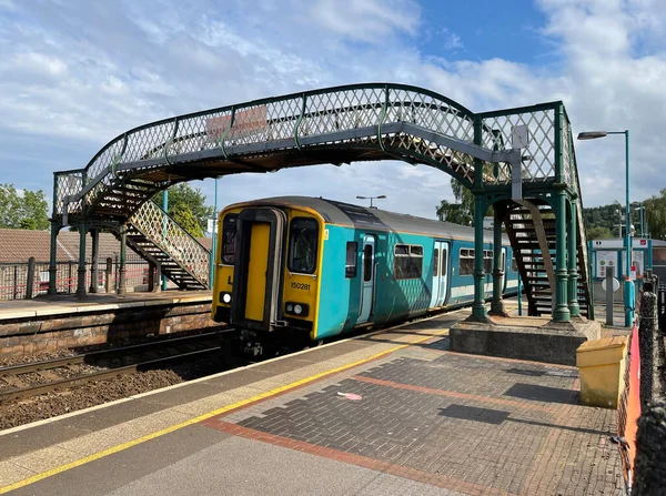 Treforest, Wales - Haziran 2021: Cardiff 'ten Güney Galler' e giden tren Treforest tren istasyonunda durdu