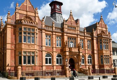 Merthyr Tydfil, Galler - Mayıs 2021: Redhouse 'un dış görünüşü, eski belediye binasında bulunan bir sanat ve kültür merkezi. İkinci sınıf bir bina..