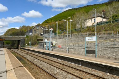 Merthyr Tydfil, Galler - Mayıs 2021: Güney Galler 'deki Merthyr Vale tren istasyonu. Çizgi Merthyr Tydfil 'i Cardiff' e bağlıyor.