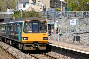 Merthyr Tydfil, Galler - Mayıs 2021: Güney Galler 'deki Merthyr Vale tren istasyonuna giden banliyö treni. Çizgi Merthyr Tydfil 'i Cardiff' e bağlıyor.