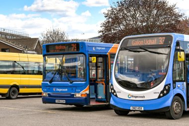 Merthyr Tydfil, Galler - Mayıs 2021: Merthry Tydfil şehir merkezindeki eski otobüs durağında Posta Arabası tarafından işletilen yerel otobüsler