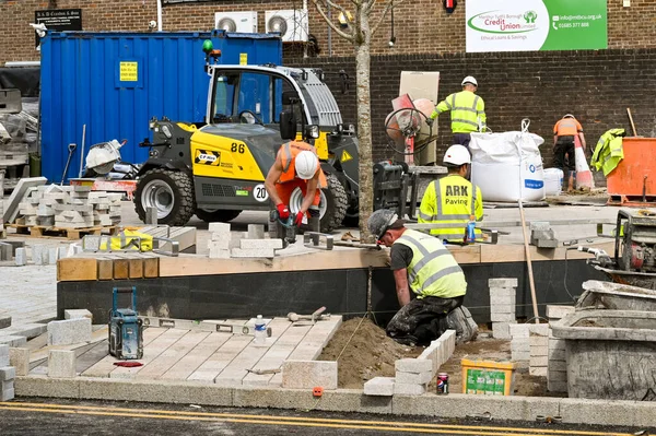 Merthyr Tydfil Wales 2021年5月 建筑工人在Merthyr Tydfil市中心的新巴士站外铺设铺路石 — 图库照片