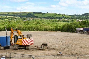 Pontypridd, Galler - Haziran 2021: Yeni bir konut geliştirme çalışmalarına başlamaya hazır bir sitedeki kazıcı