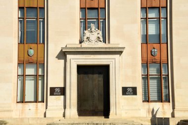 Cardiff, Galler - Mayıs 2018: Cardiff şehir merkezindeki Galler hükümetinin ofislerinin girişinin ön görünüşü. İngiltere Hükümeti 1965 'te Galler Ofisi' ni kurduğunda bina orjinalini barındırıyordu.