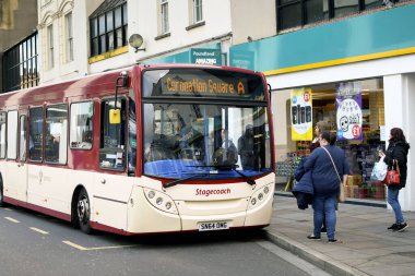Cheltenham, İngiltere - Ekim 2017: Cheltenham şehir merkezinde halk otobüsüne binmeyi bekleyen insanlar