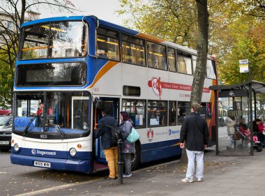 Cheltenham, İngiltere - Ekim 2017: Cheltenham şehir merkezinde halk otobüsüne binmeyi bekleyen insanlar