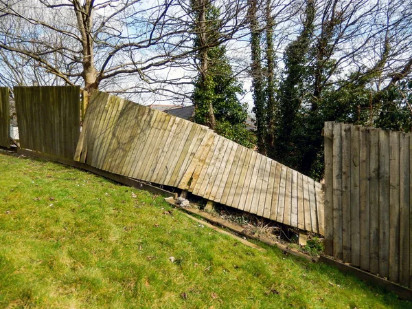 Trästaket Som Omger Trädgård Nedblåst Stormvindar Inga Människor — Stockfoto