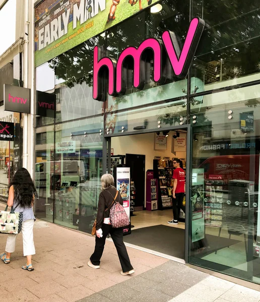 カーディフ ウェールズ 6月2018 カーディフ市内中心部のHmvの支店への入り口の上に大きな看板を歩いている買い物客 — ストック写真
