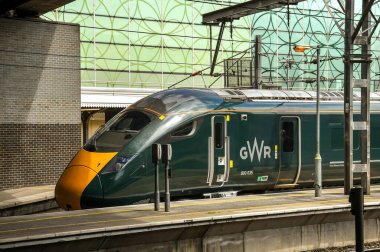 Londra, İngiltere - Haziran 2018: Londra Paddington istasyonundaki platformlardan birinin yanında Great Western Demiryolu tarafından işletilen yüksek hızlı tren