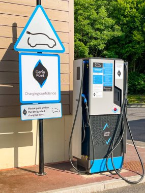 Andover, Wiltshire, İngiltere - Haziran 2021: Büyük bir yoldaki bir benzin istasyonuna elektrikli araç şarj noktası kuruldu