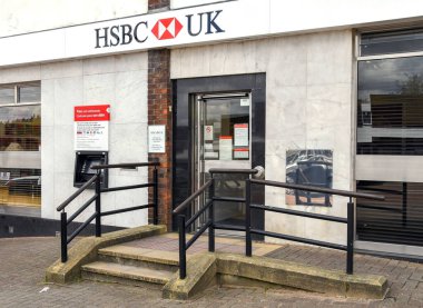 Llantrisant, Wales - Mayıs 2018: Engelli müşterilerin erişimi için basamakları ve rampası olan HSBC bankasının bir şubesine giriş