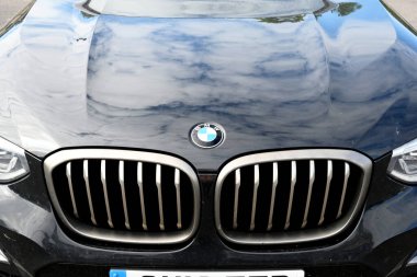 Bournemouth, İngiltere - Haziran 2021: Bir BMW arabanın rozetini ve ön ızgarasını kapatın