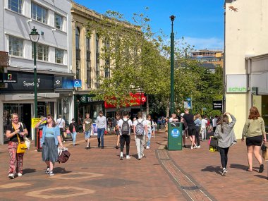 Bournemouth, İngiltere - Haziran 2021: Bournemouth şehir merkezindeki ana alışveriş caddelerinden birinde yürüyen insanlar