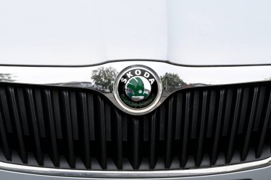 Shaftsbury, İngiltere - Haziran 2021: Bir Skoda arabasının rozetini ve ön ızgarasını kapatın