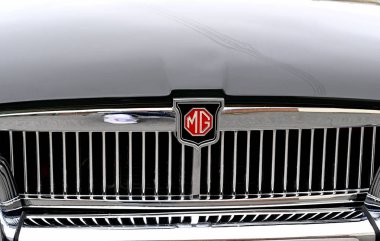 Shaftsbury, İngiltere - Haziran 2021: Bir MG spor arabasının rozeti ve ön ızgarasını kapatın
