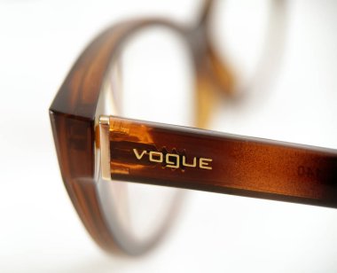 Cardiff, Wales - Temmuz 2021: Vogue 'un bir gözlüğün kolundaki damgalamayı sade bir arka plana yakın tutun.