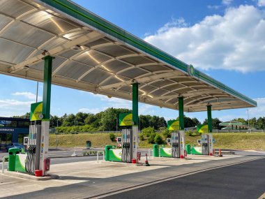 Andover, İngiltere - Haziran 2021: A303 'te BP yakıtı satan bir benzin istasyonunda benzin pompaları