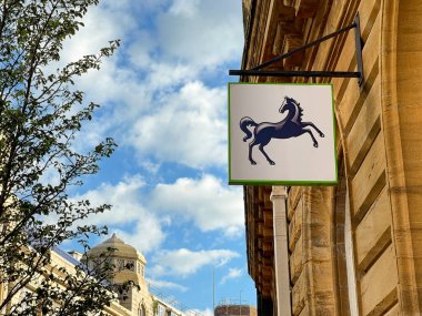 Bournemouth, İngiltere - Haziran 2021: Kasaba merkezindeki Lloyds Bank 'ın bir şubesinin duvarına imza atın