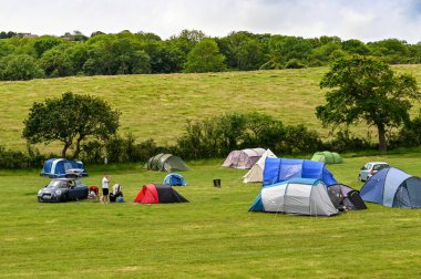 Dorset, İngiltere - Haziran 2021: Swanage, Swanage 'da bir kamp alanına çadır kuruldu