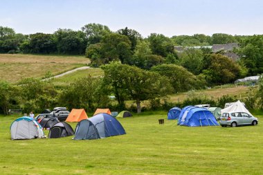 Dorset, İngiltere - Haziran 2021: Swanage, Swanage 'da bir kamp alanına çadır kuruldu