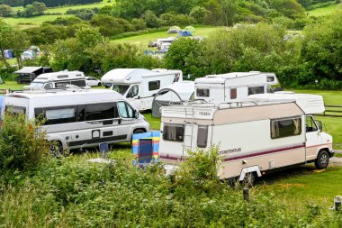 Dorset, İngiltere - Haziran 2021: Kamp araçları Swanage, Swanage 'ın eteklerinde