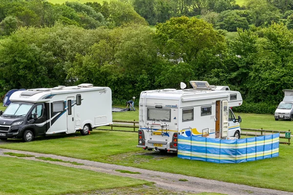 Dorset Engeland Juni 2021 Camper Bestelwagens Een Terrein Aan Rand — Stockfoto