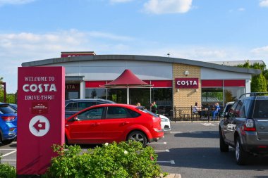 Andover, İngiltere - Haziran 2021: Costa Coffee 'nin bir şubesinin önünde insanlar ve arabalar