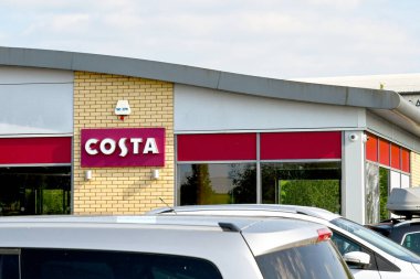 Andover, İngiltere - Haziran 2021: Costa Coffee 'nin bir şubesinin dış görünümü