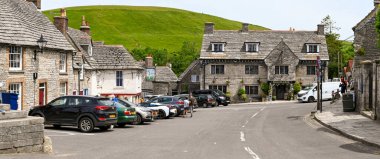 Corfe Castle, Dorset, İngiltere - Haziran 2021: Corfe Kalesi 'ndeki köy meydanına park edilmiş arabalar..