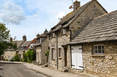 Corfe Şatosu, Dorset, İngiltere - Haziran 2021: Corfe Kalesi 'ndeki sokaklardan birinde geleneksel taş teraslı evler..