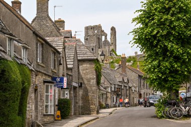 Corfe Şatosu, Dorset, İngiltere - Haziran 2021: Corfe Kalesi 'ndeki sokaklardan birinde geleneksel taş teraslı evler..