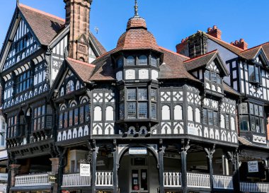 Chester, İngiltere - Temmuz 2021: Şehir merkezindeki Saflar 'daki binaların siyah beyaz mimarisi.