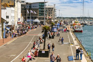Poole, Dorset - Haziran 2021: Poole 'da rıhtım ve arka planda yat ve tekneler.