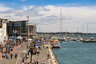 Poole, Dorset - Haziran 2021: Poole 'da rıhtım ve arka planda yat ve tekneler.