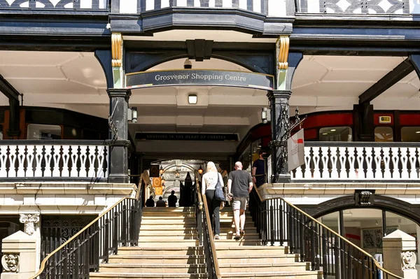 2021年7月 英国切斯特 人们走上通往格罗夫纳购物中心的台阶 — 图库照片