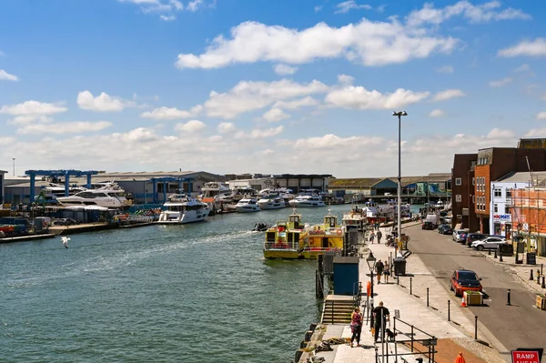 Poole Dorset June 2021 Waterfront Poole 배경에 Sunseeker 요트와 — 스톡 사진