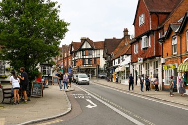Lyndhurst, Hampshire, İngiltere - Haziran 2021: Arabalar ve insanlar New Forest 'taki küçük Lyndhusrt kasabasından geçtiler.